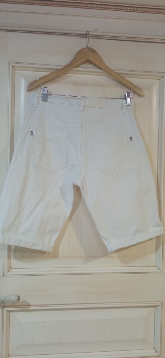 Bermudas blancas hombre