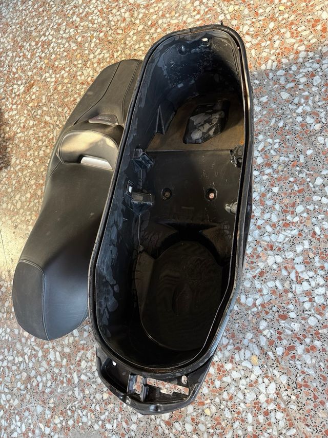 Asiento y baúl Yamaha X Max 300
