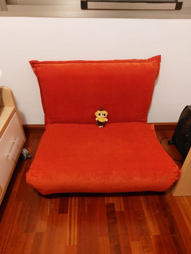 Sofá cama en color rojo - ¡Versatilidad y estilo!