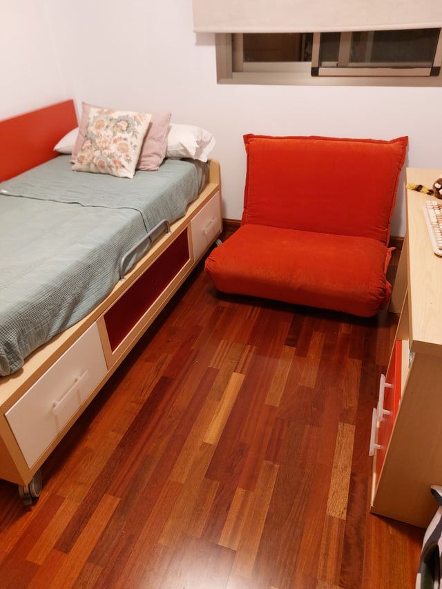 Sofá cama en color rojo - ¡Versatilidad y estilo!
