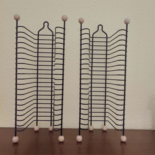 Soportes para CDs de metal negro y madera.
