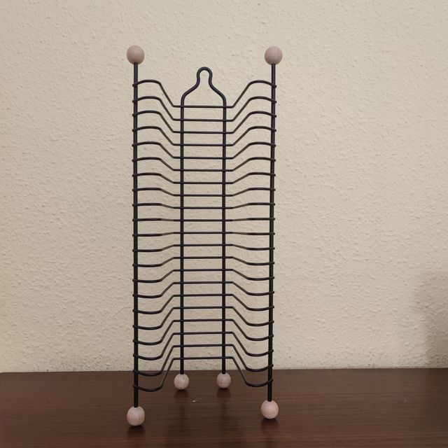 Soportes para CDs de metal negro y madera.