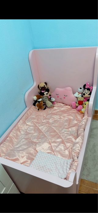 Cama infantil rosa .