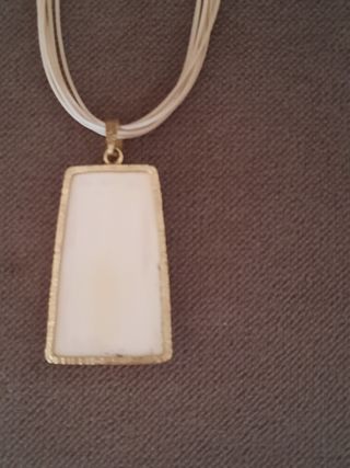 Colgante chapado en oro y hueso tallado - Flor