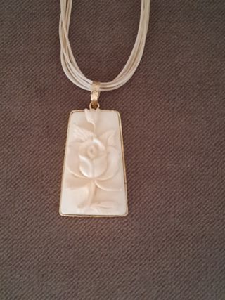 Colgante chapado en oro y hueso tallado - Flor