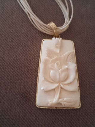 Colgante chapado en oro y hueso tallado - Flor