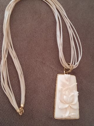 Colgante chapado en oro y hueso tallado - Flor