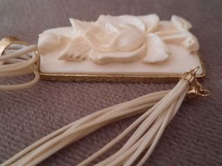 Colgante chapado en oro y hueso tallado - Flor
