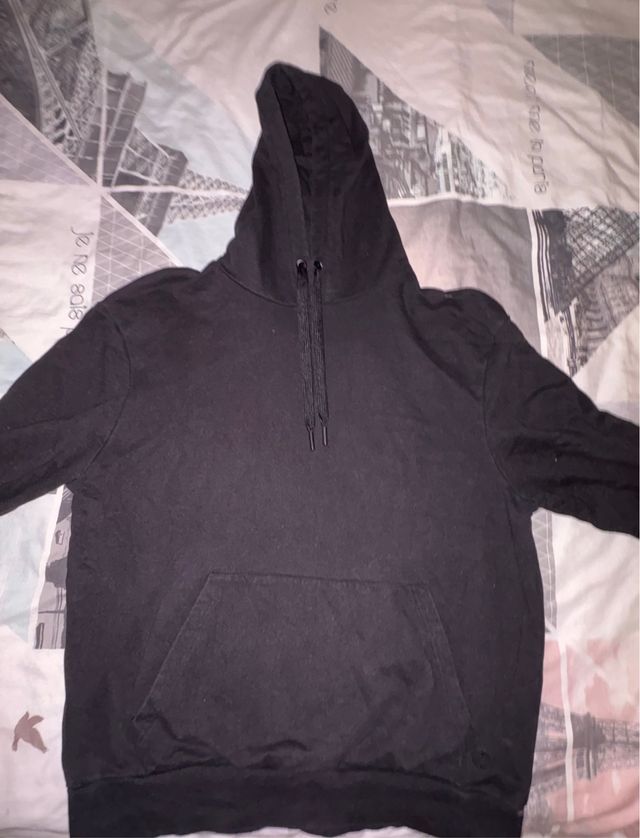 Sudadera negra con capucha