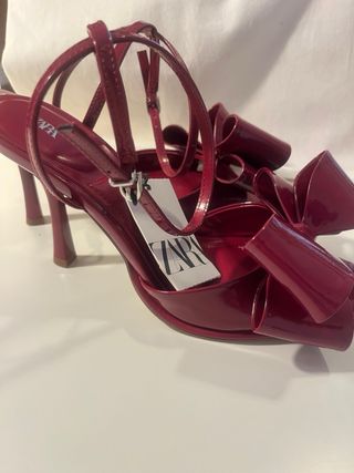 Sandalia de tacón charol con lazo - Zara (t. 39)