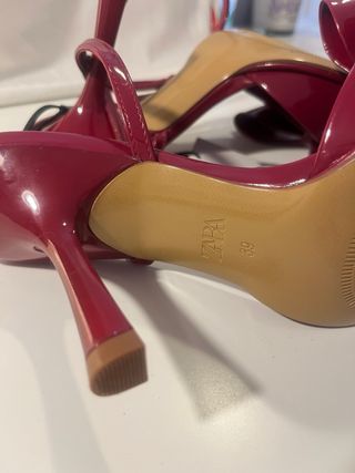Sandalia de tacón charol con lazo - Zara (t. 39)