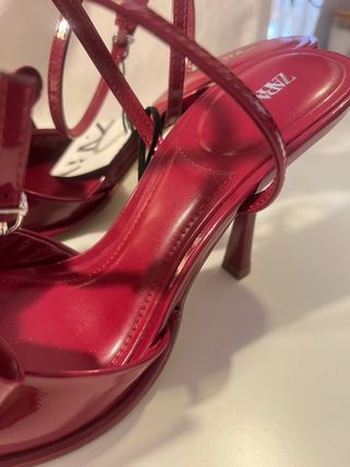 Sandalia de tacón charol con lazo - Zara (t. 39)