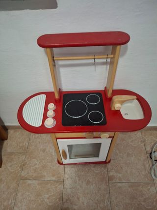 Cocinita de madera roja