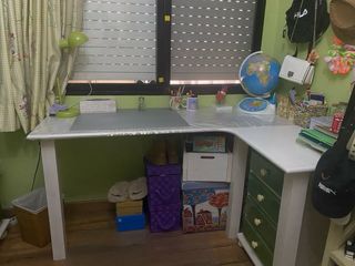 Bonito dormitorio de madera maciza