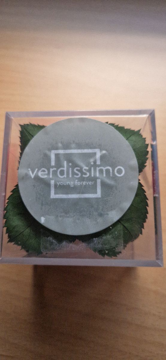 Rosa preservada, en su caja, color rojo y blanco.