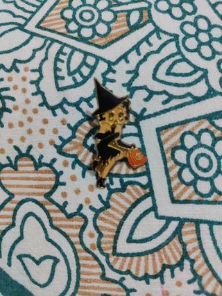 Pin brujita Halloween