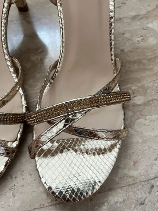 Sandalias tacón dorado