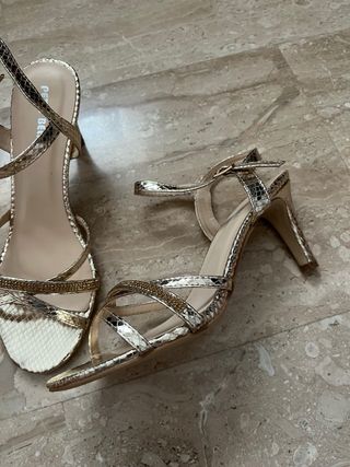 Sandalias tacón dorado