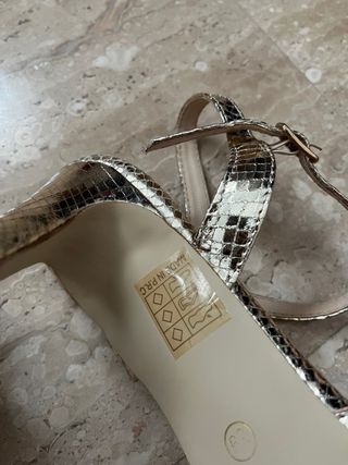 Sandalias tacón dorado