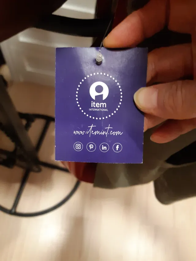 TABURETE piel marrón -Sin uso Diseño. Tengo 2