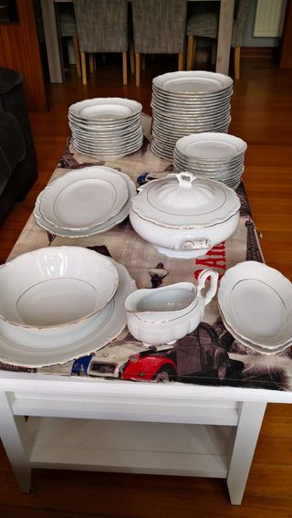 Vajilla porcelana fina blanca y dorada