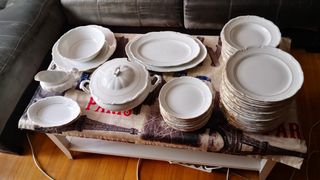 Vajilla porcelana fina blanca y dorada