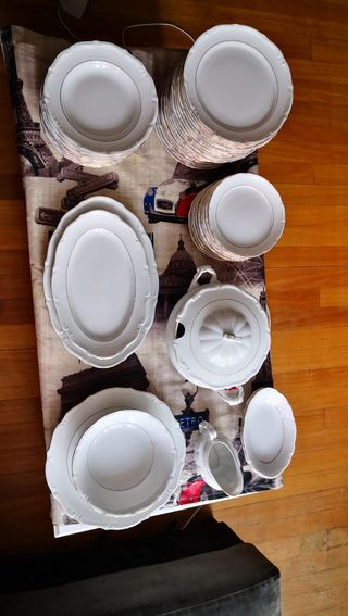 Vajilla porcelana fina blanca y dorada