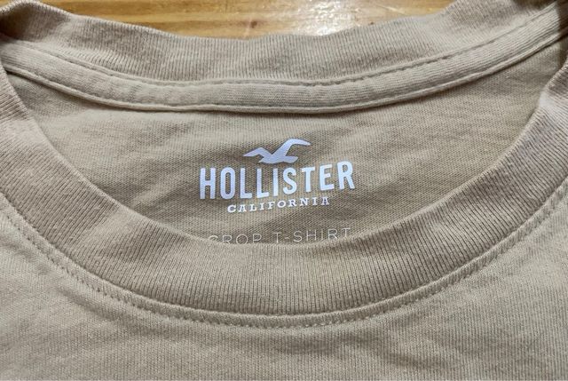 Camiseta Hollister beige crop