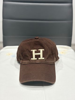Gorra marrón inicial H