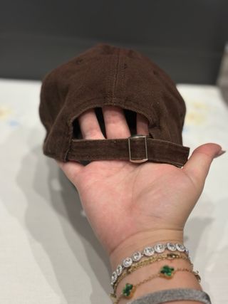 Gorra marrón inicial H