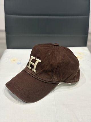 Gorra marrón inicial H