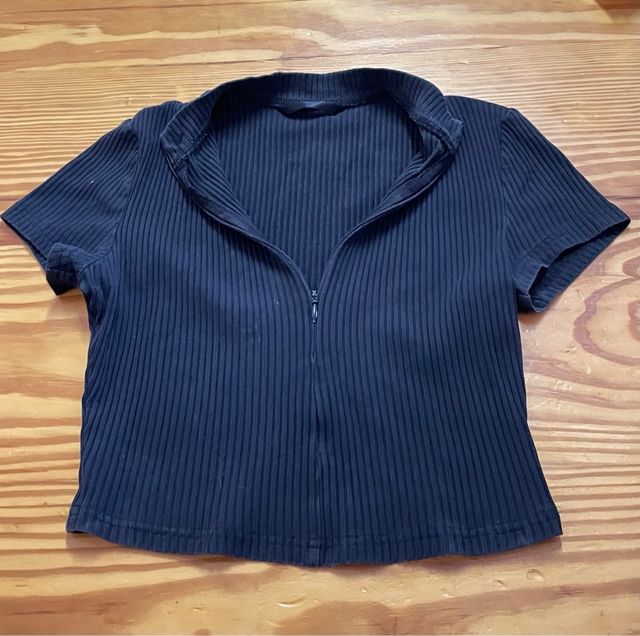 Crop top negro cremallera