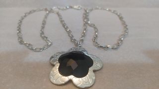 Collar Agatha flor con grabados