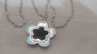 Collar Agatha flor con grabados