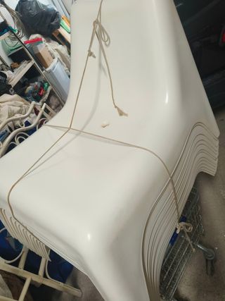 Sillones blancos de plástico