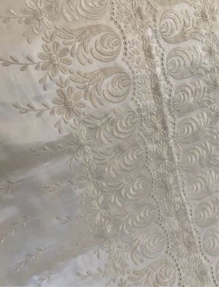 Colcha Beige Bordada - Raso - 135cm