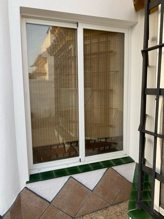 Ventanas y puertas de aluminio blanco