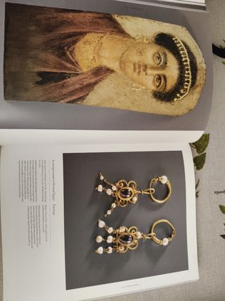 25,000 Years of Jewelry