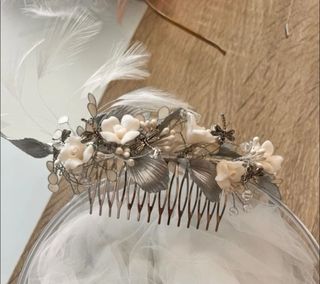 Tocado novia plateado y blanco