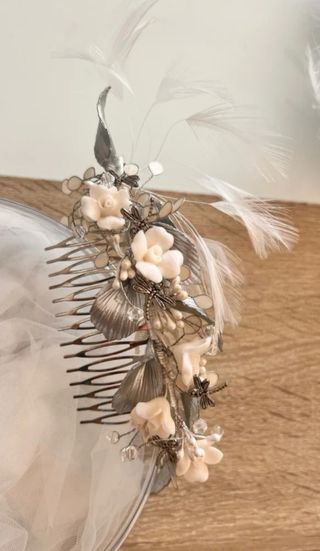 Tocado novia plateado y blanco
