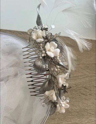 Tocado novia plateado y blanco