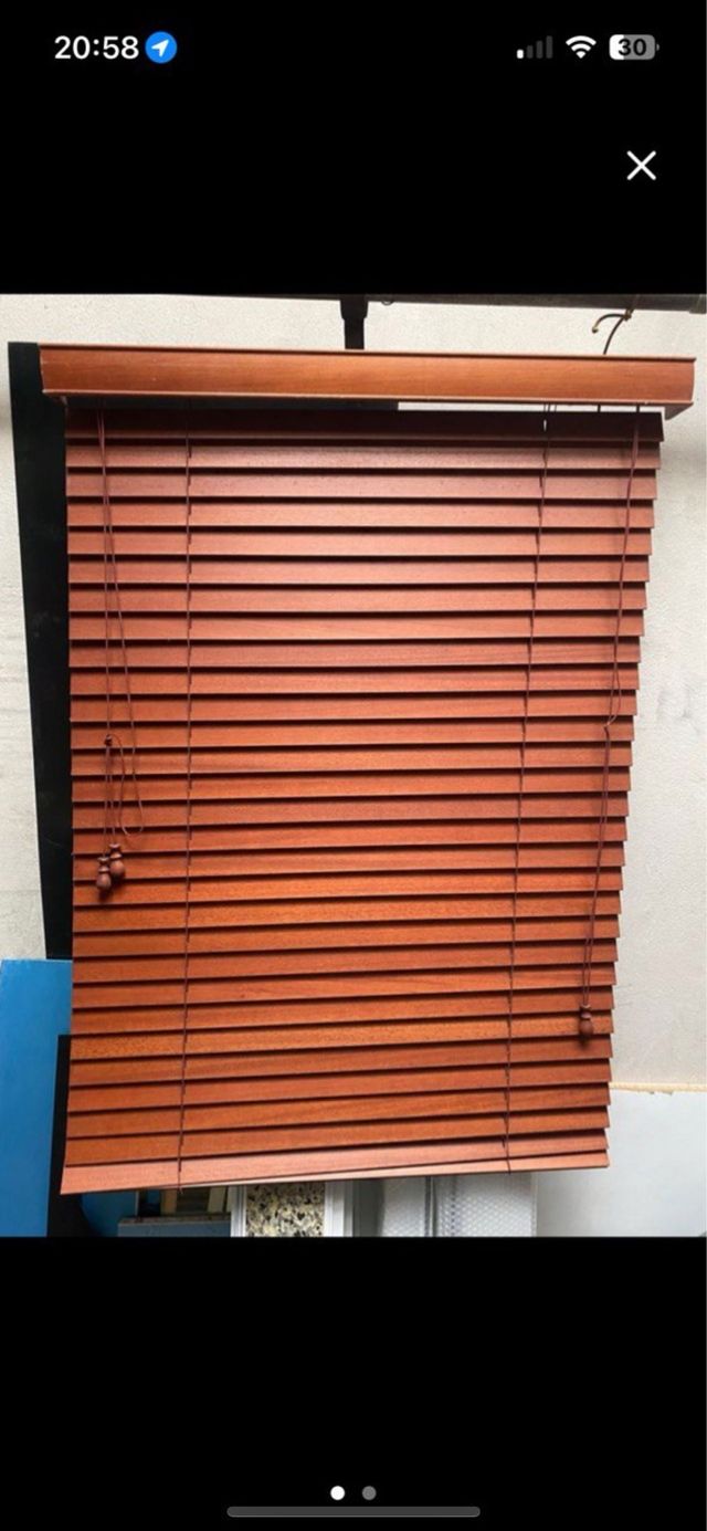 Persiana Veneciana de madera natural. Marrón