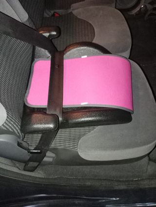 Asiento elevador niño para coche.
