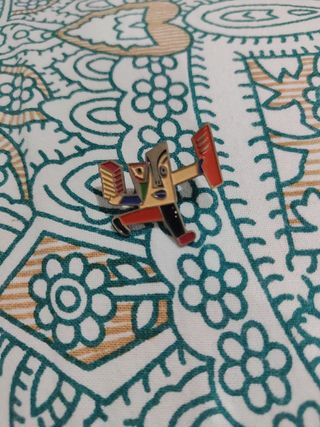 Pin esmaltado - Figura abstracta