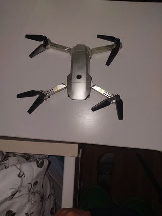Dron gris con control remoto