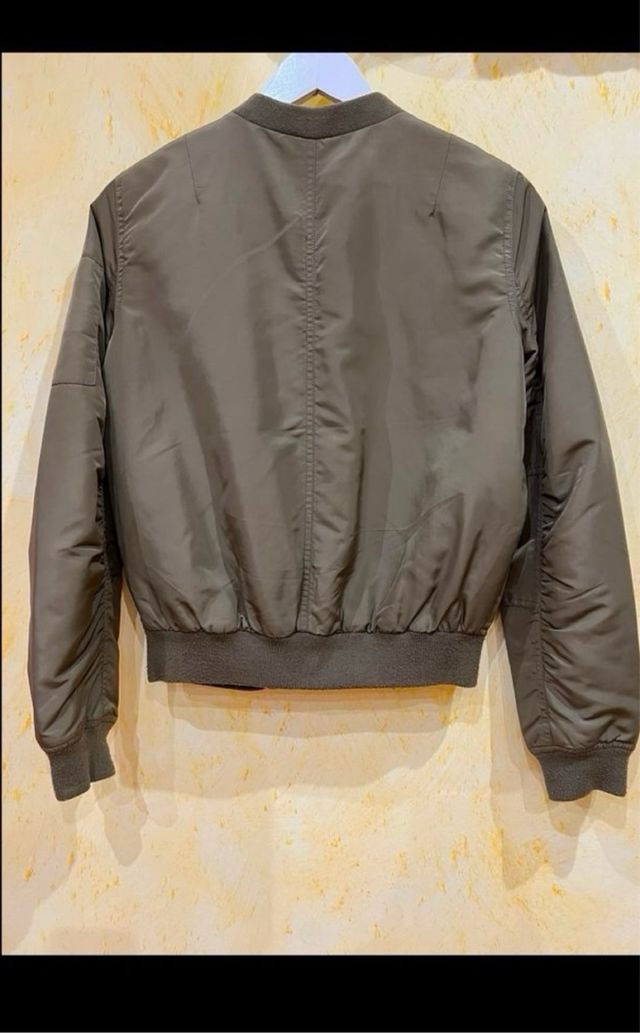 Cazadora verde Stradivarius talla S