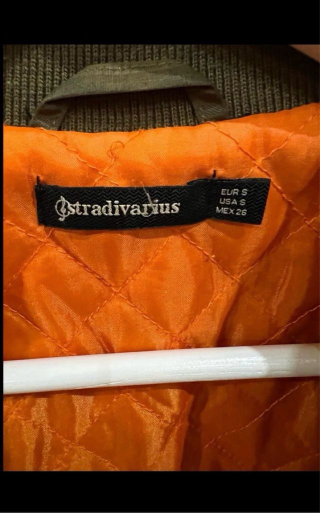 Cazadora verde Stradivarius talla S