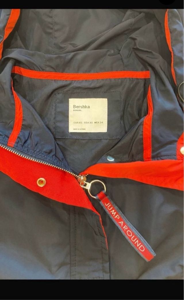 Cazadora chubasquero Bershka tricolor talla XS