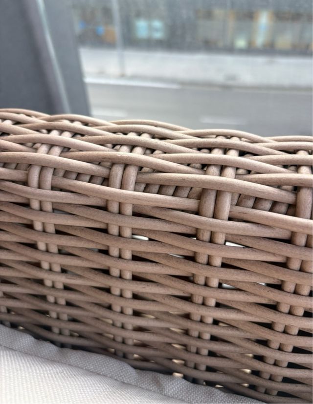 Conjunto jardín mimbre beige.