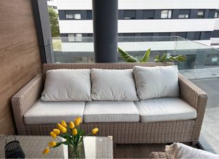 Conjunto jardín mimbre beige.